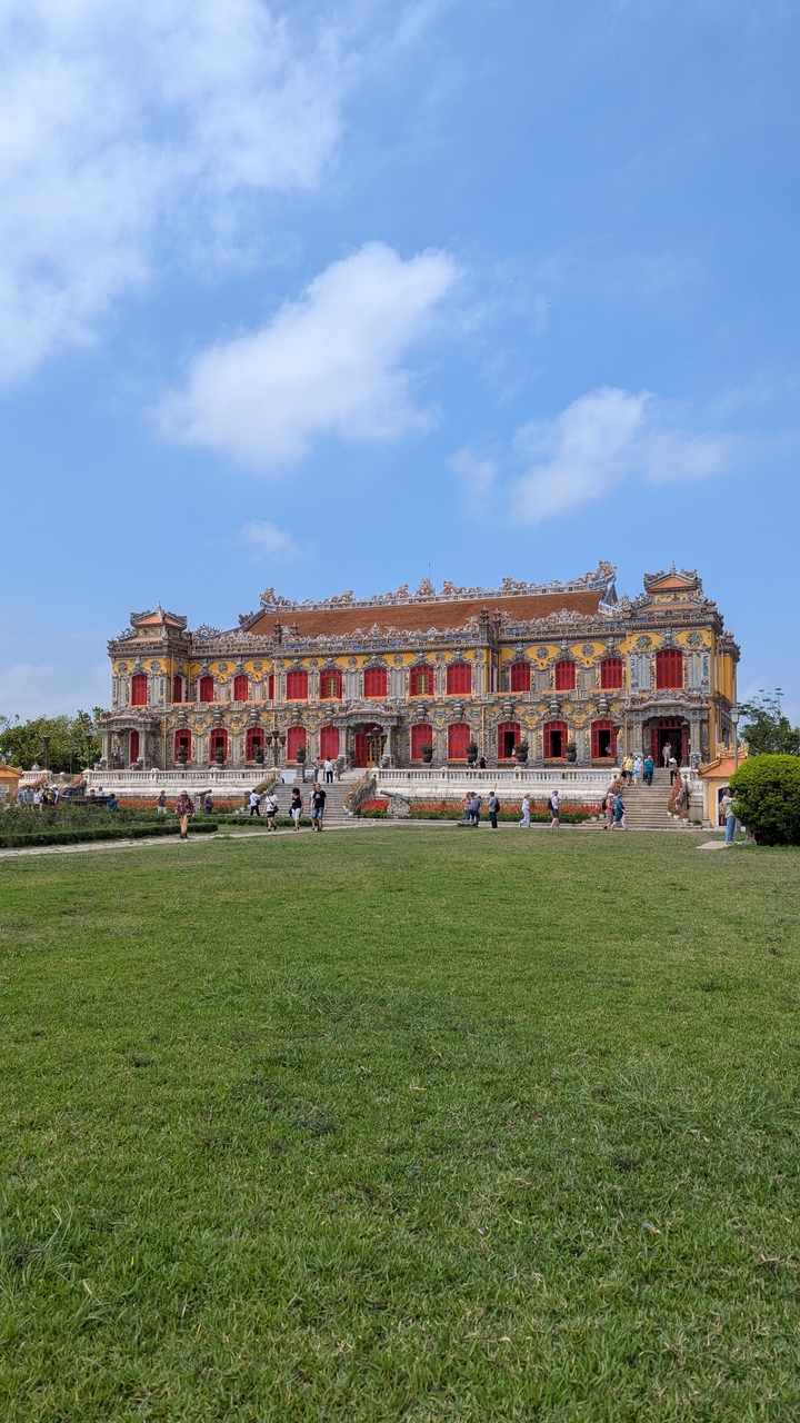 Un palais royal coloré à l'architecture complexe.