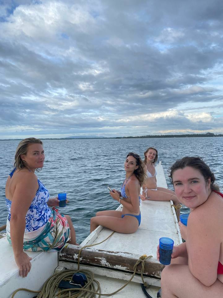 Femmes assises sur un bateau profitant de la vue sur la mer.