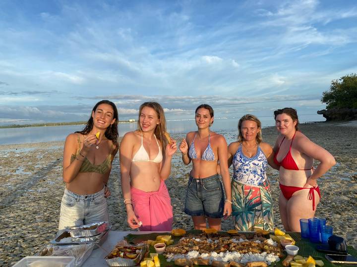 Groupe profitant d'une journée à la plage avec des fruits de mer.