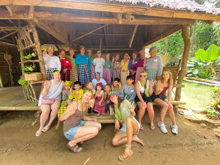 Un grand groupe de personnes, incluant des habitants locaux, posant ensemble.