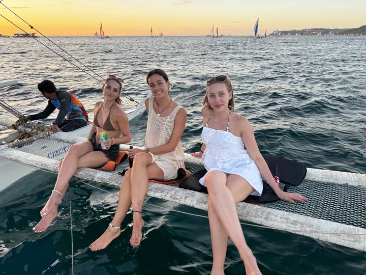 Groupe de femmes assises sur un catamaran.