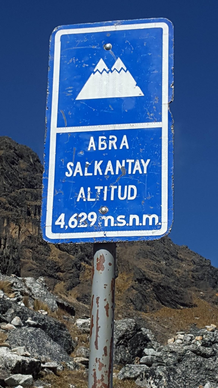 Panneau indiquant l'altitude élevée au trek de Salkantay.