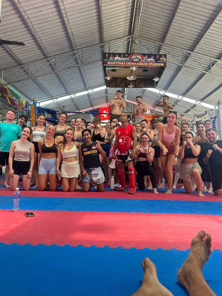 Grand groupe de personnes dans un cours d'arts martiaux.