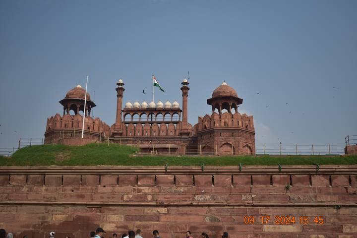 Le Fort Rouge avec un drapeau indien au sommet.