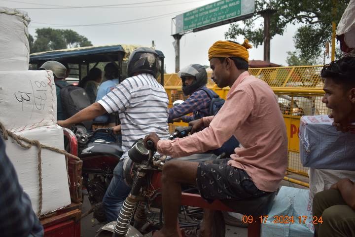 Rue bondée avec des motos et des gens.