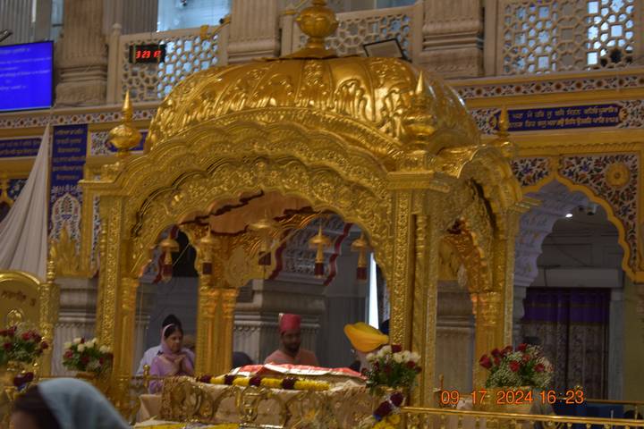 Un intérieur doré orné avec des cérémonies religieuses en cours.