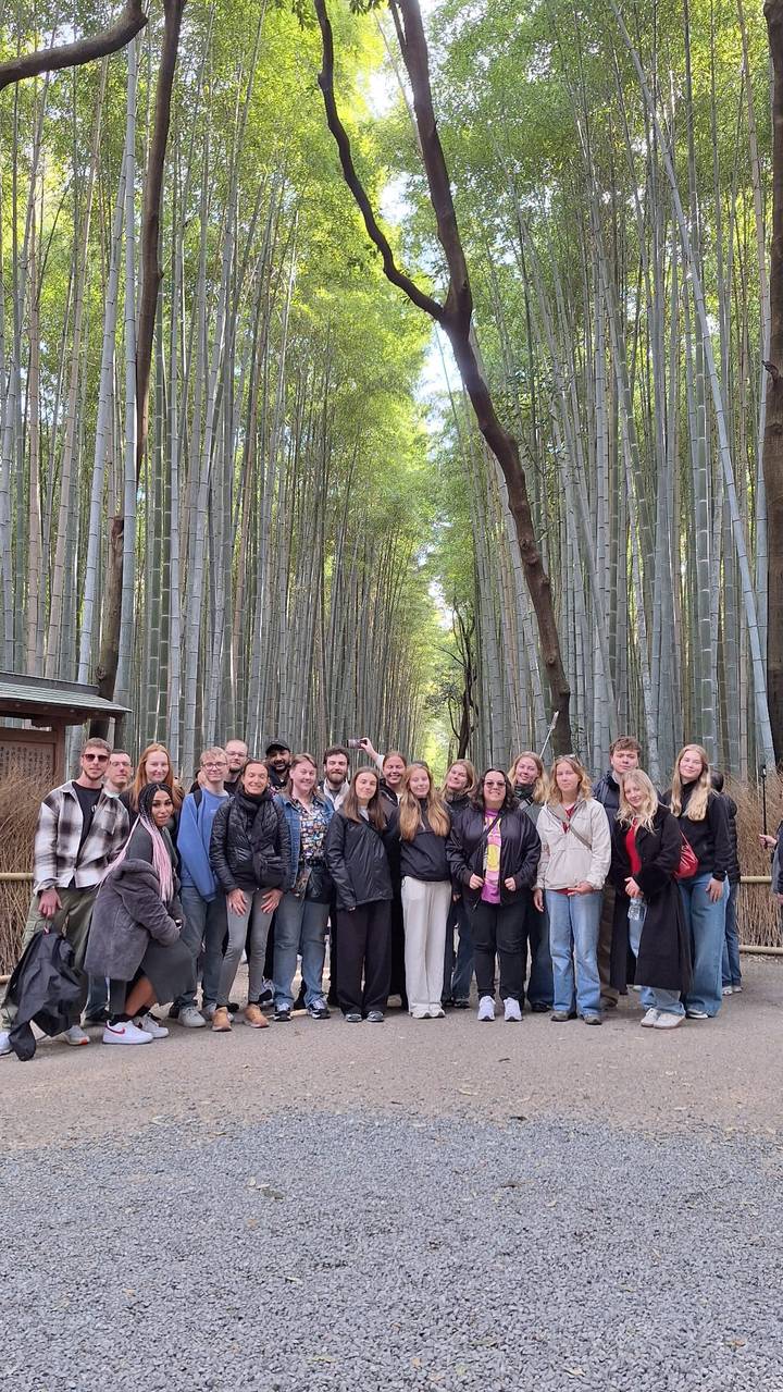 Groupe de personnes posant dans une forêt de bambous.
