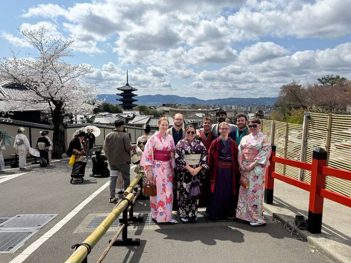Groupe de personnes en vêtements traditionnels japonais avec une pagode en arrière-plan
