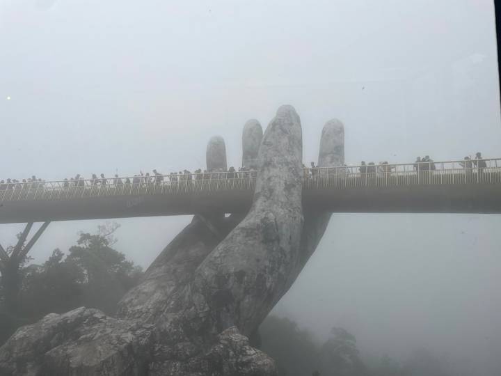 Scène brumeuse avec le Golden Bridge et des gens qui marchent.