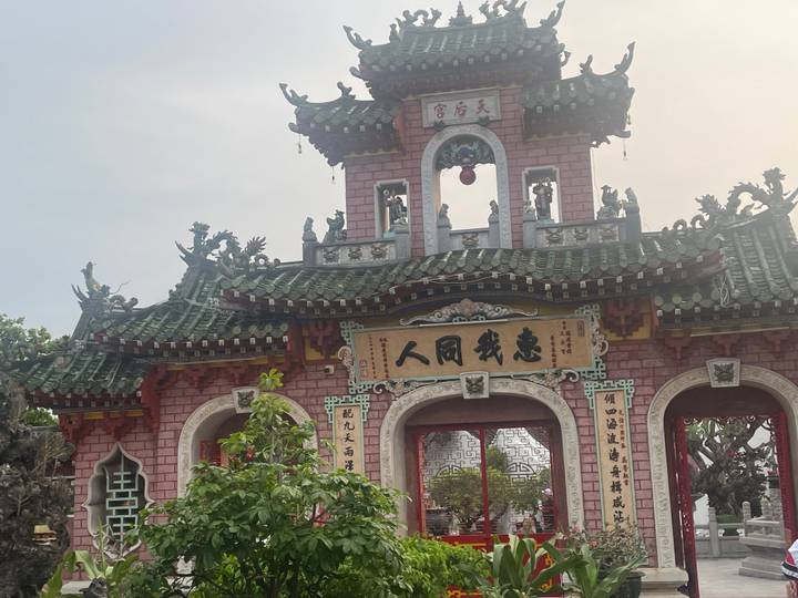 Façade de temple colorée avec des détails complexes.