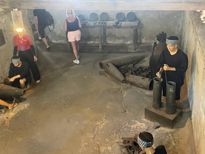 Tunnel de guerre souterrain avec des répliques d'ouvriers.