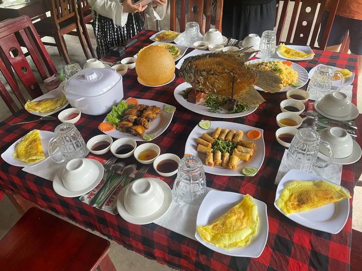 Repas traditionnel vietnamien étalé sur une table.