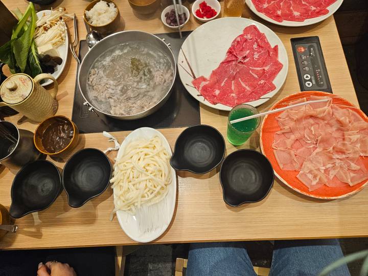 Configuration de repas japonais traditionnel au hot pot.