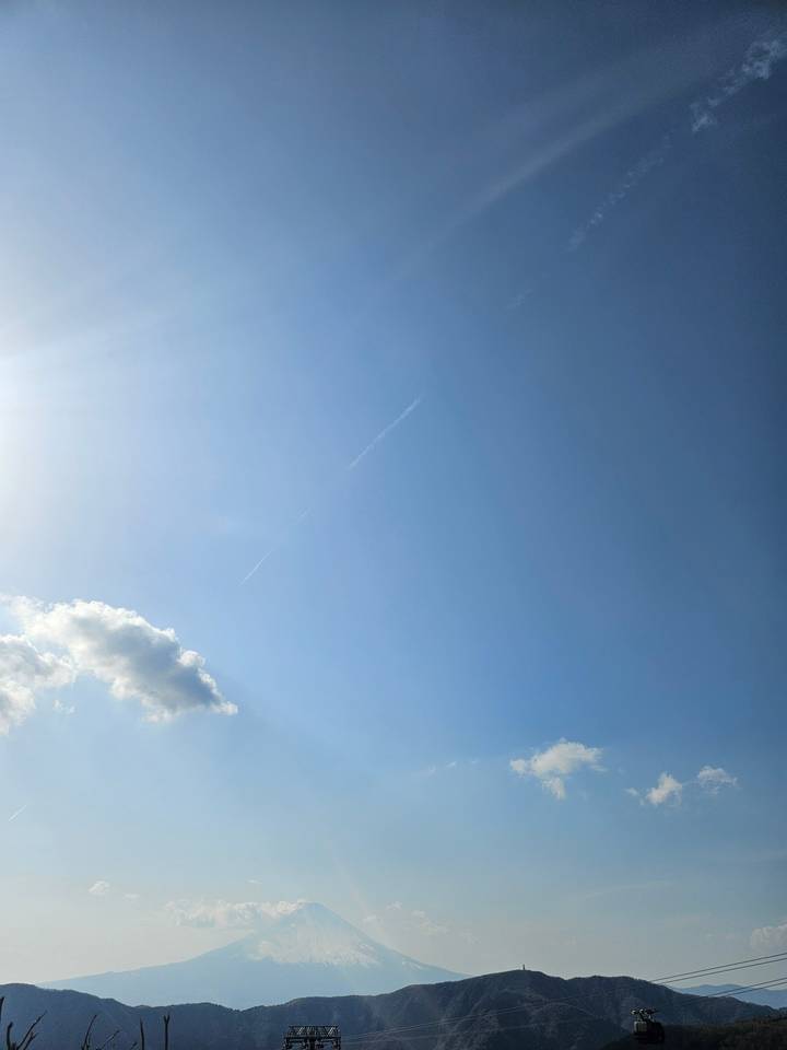 Une vue minimaliste d'un ciel bleu clair avec un nuage.