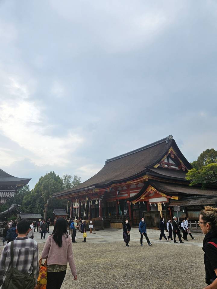 Un bâtiment japonais traditionnel avec un ciel nuageux.