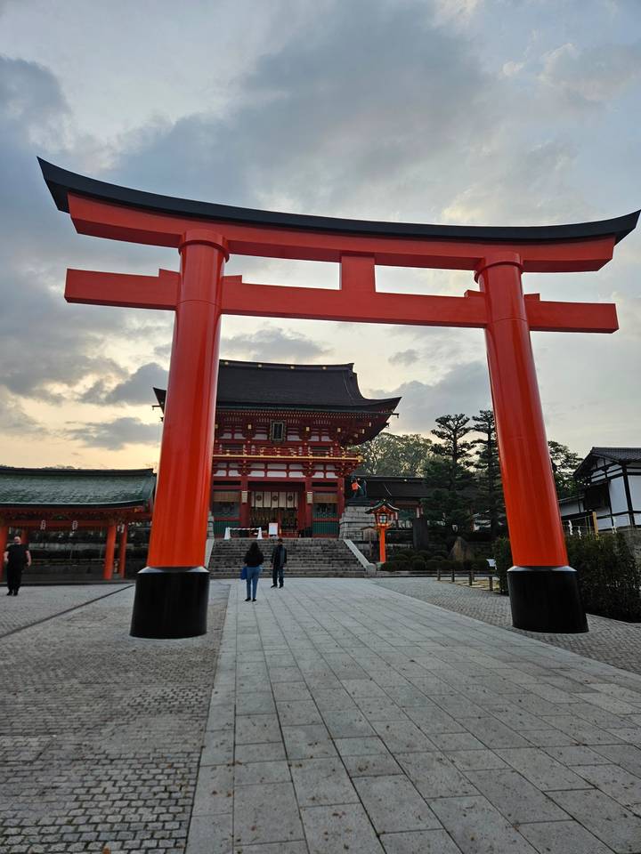 Porte de temple japonais traditionnel aux couleurs vives.