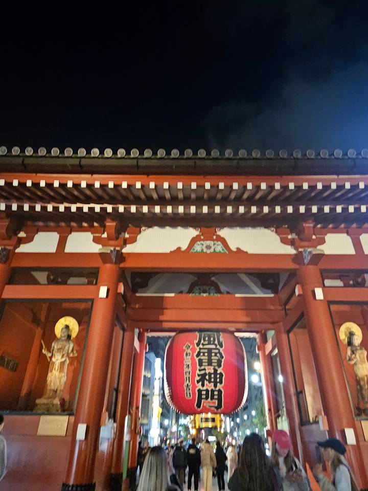 Une image floue d'un temple la nuit.