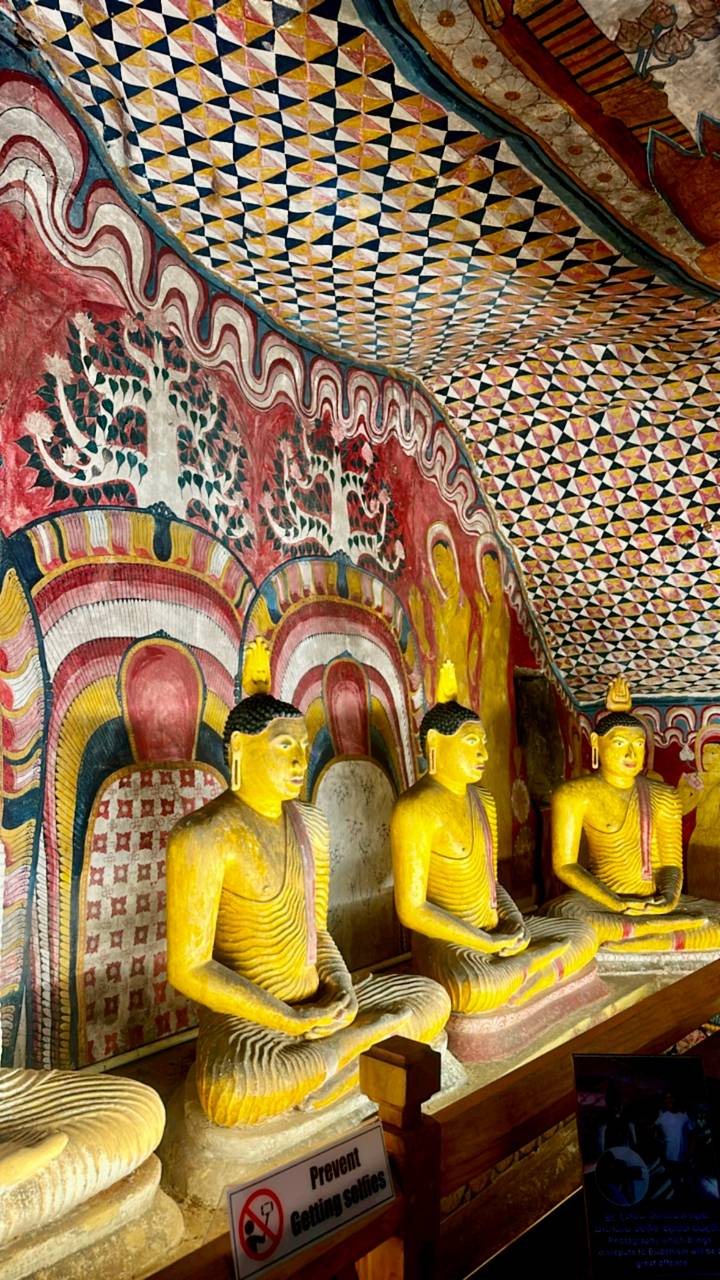 Intérieur vibrant d'un temple avec des statues de Bouddha.