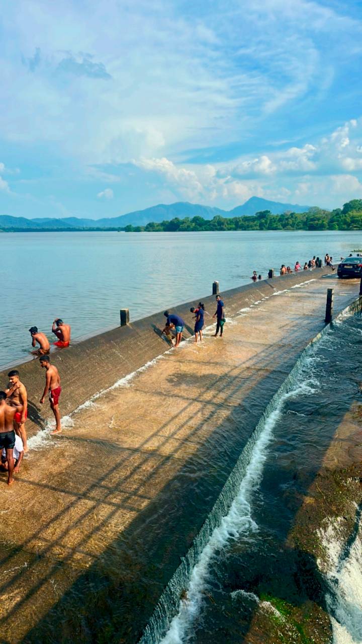 Des gens qui jouent dans une rivière avec de l'eau peu profonde.