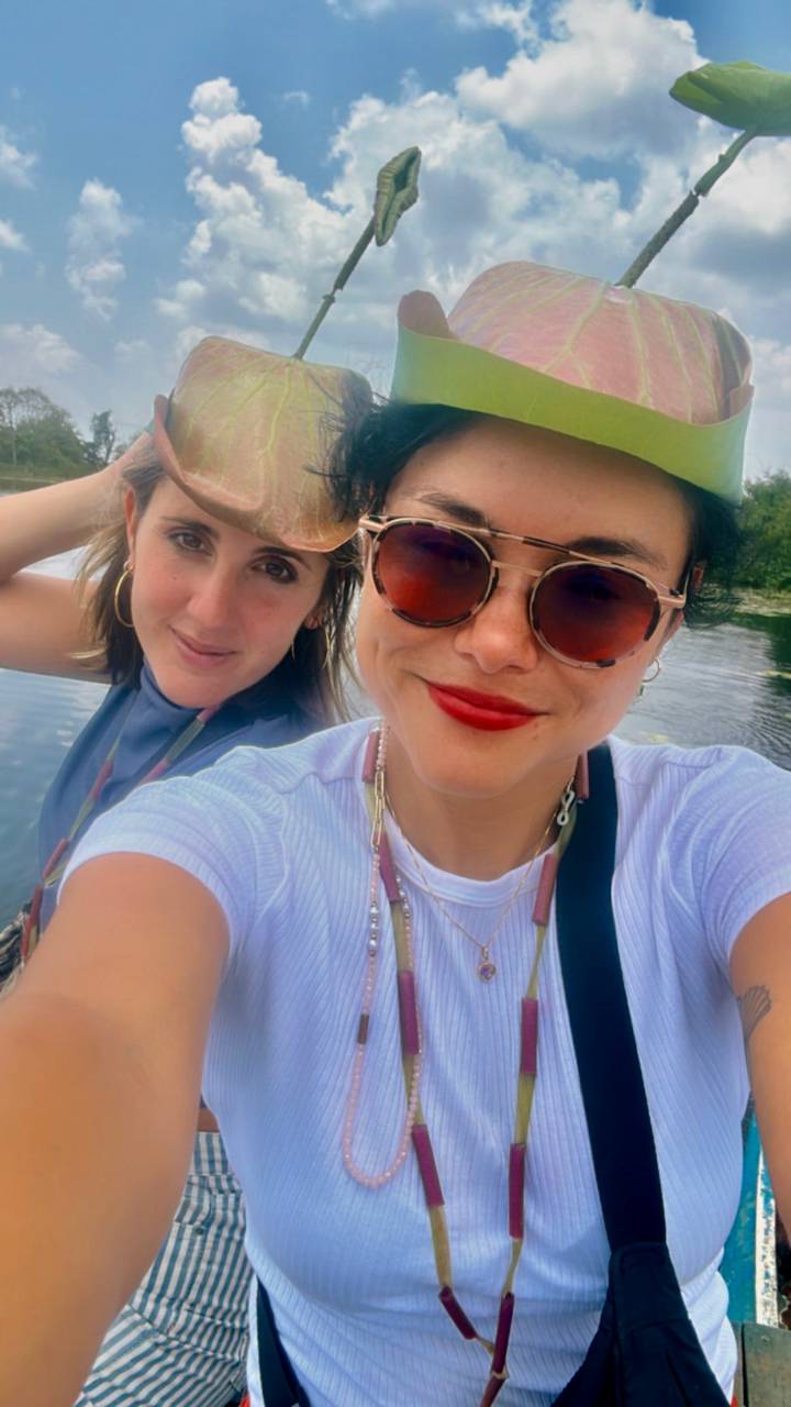 Deux femmes prenant un selfie à l'extérieur.