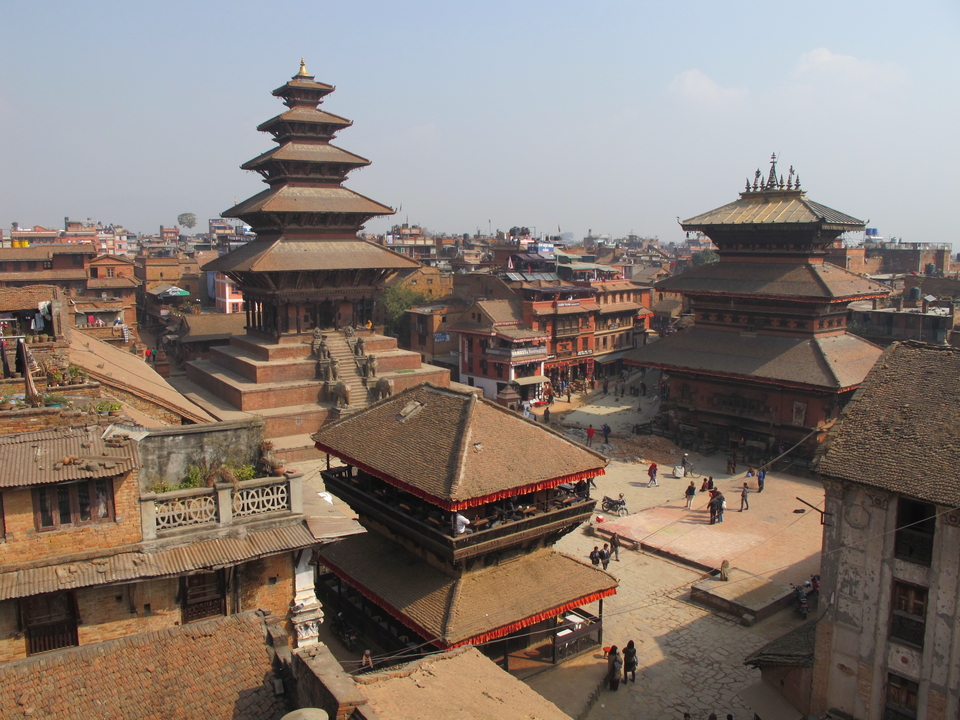 Vue panoramique d'une place historique de la ville avec d'anciennes pagodes.