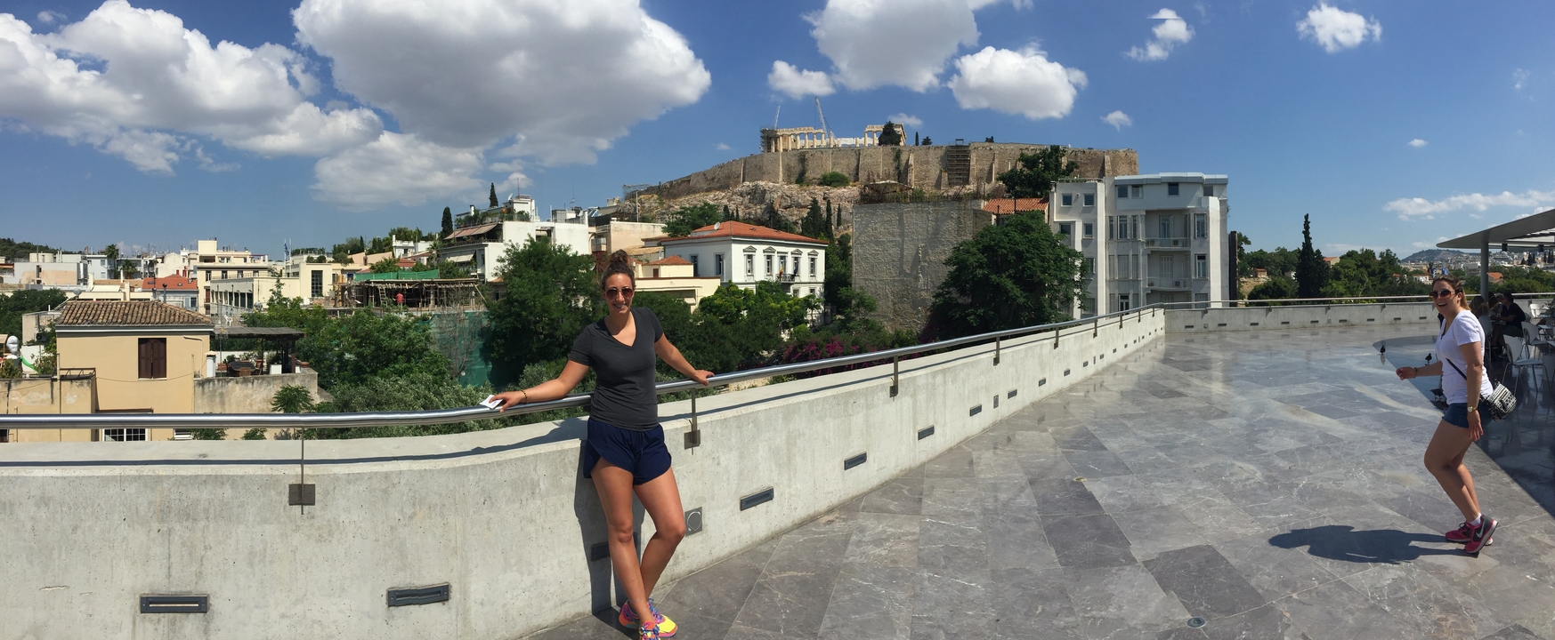 Femme posant devant l'Acropole en Grèce.