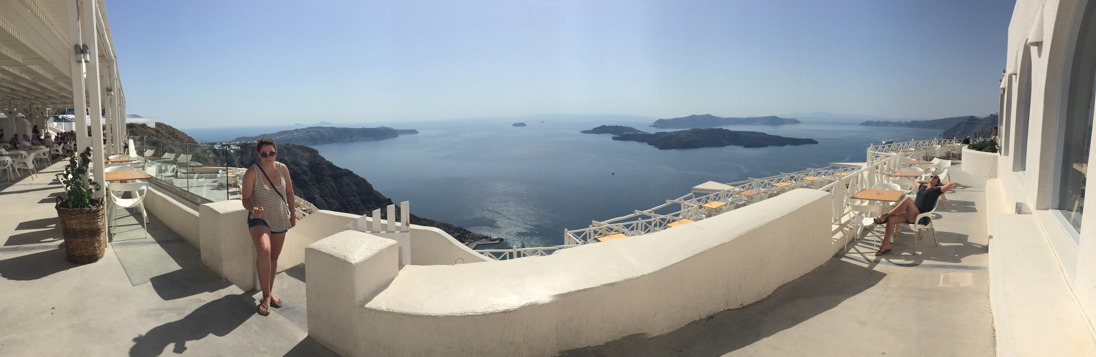 Vue panoramique sur un littoral avec des îles au loin.