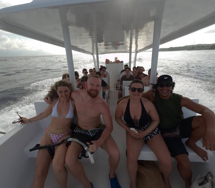 Groupe de personnes sur un hors-bord naviguant sur l'eau.