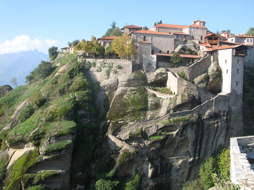 Formations rocheuses des Météores surmontées de monastères.