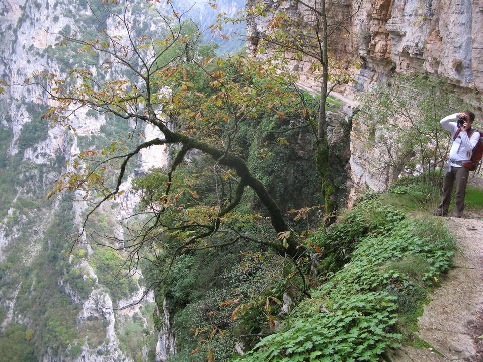 Photographe prenant une photo au bord d'une falaise.