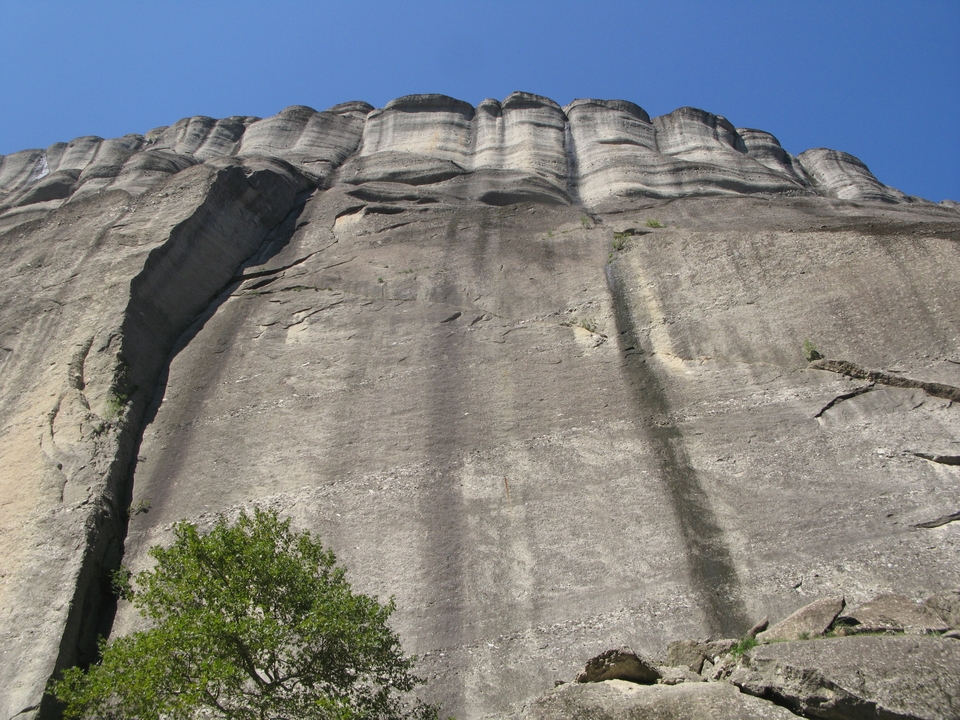 Formation rocheuse verticale sur fond de ciel clair.