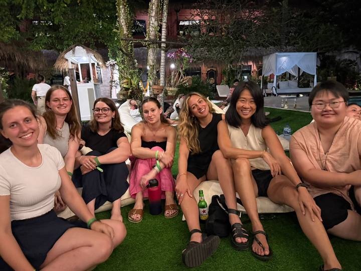 Groupe d'amis se détendant en plein air sur une zone herbeuse.