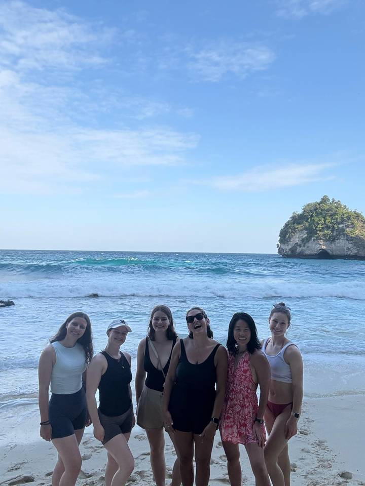Groupe d'amis à la plage avec l'océan en arrière-plan.