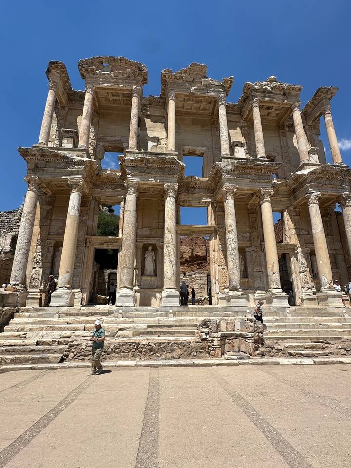 Façade d'une bibliothèque ancienne avec des colonnes classiques.