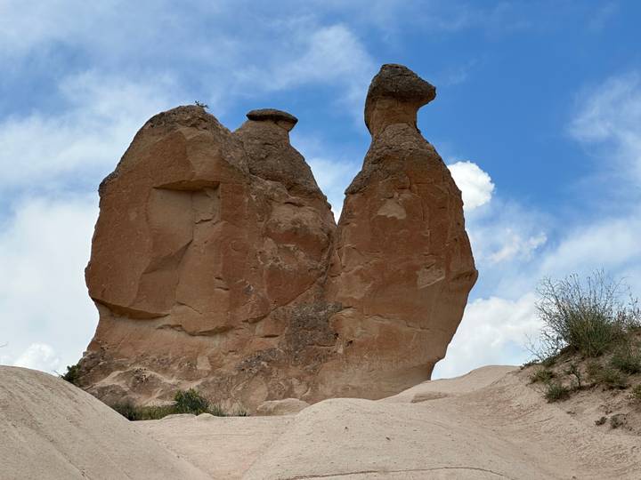 Formations rocheuses uniques sous un ciel bleu.