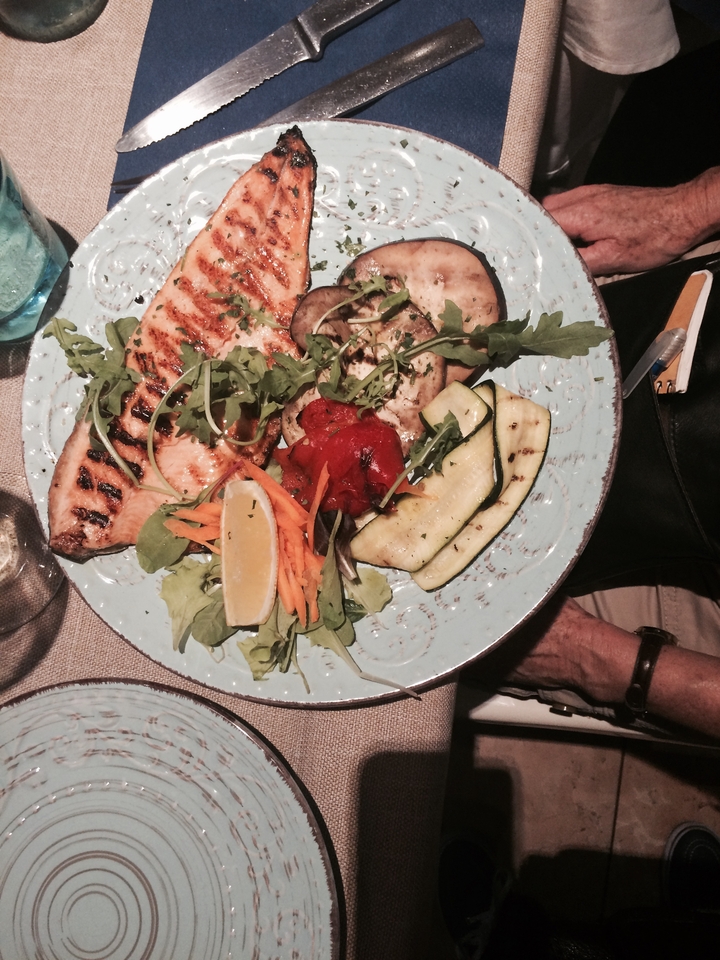 Poulet grillé et légumes sur une assiette avec du citron.