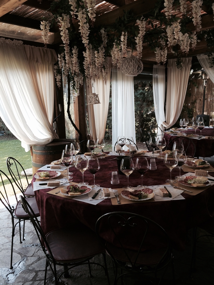 Une installation élégante avec des verres à vin et de la charcuterie.