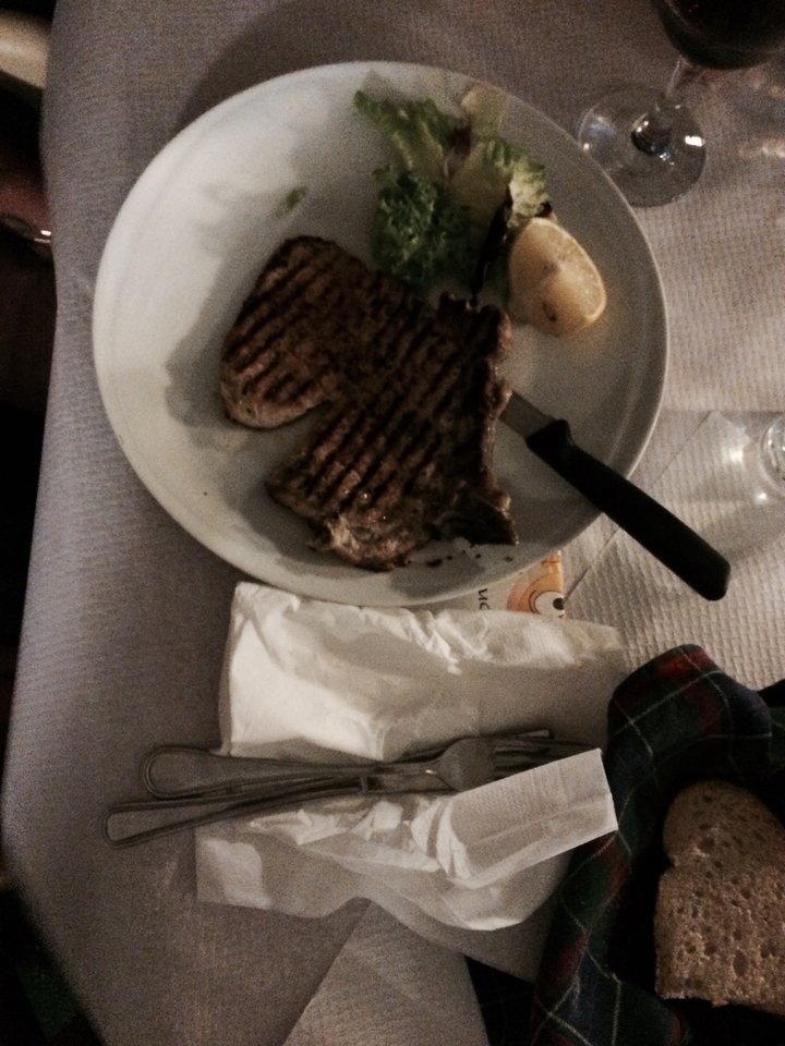 Steak grillé sur une assiette avec un couteau.