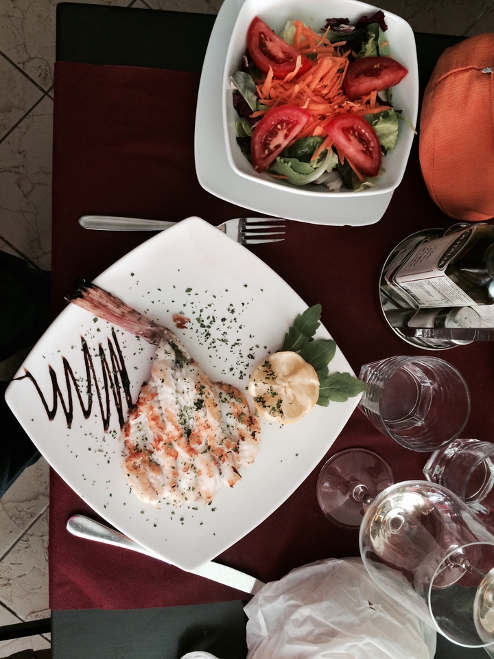 Plat de poisson au citron et aux herbes.