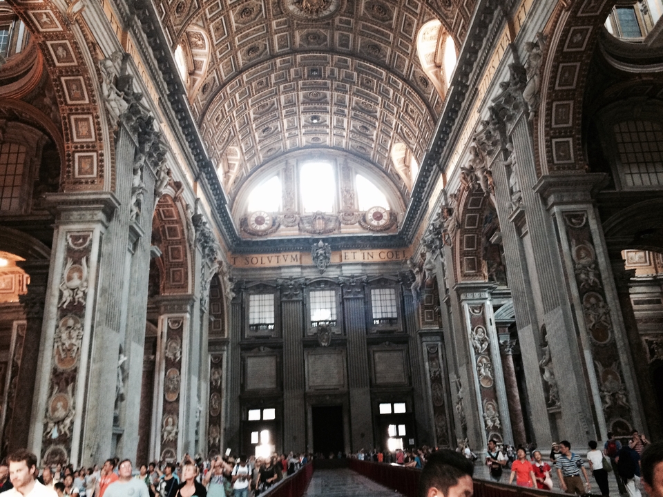 Intérieur d'une grande cathédrale au plafond complexe.