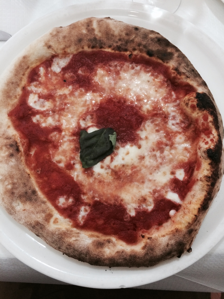 Pizza avec une feuille de basilic sur le dessus.