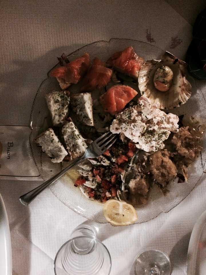 Plats assortis comprenant des fruits de mer, du pain et des légumes.