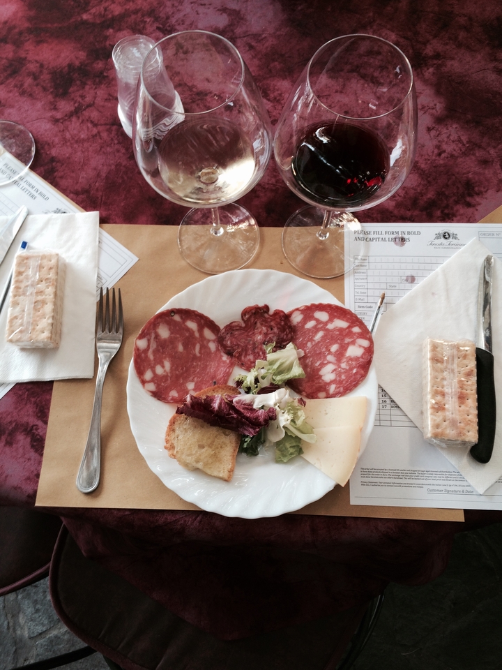 Accompagnez de charcuterie, de fromage et de salade.