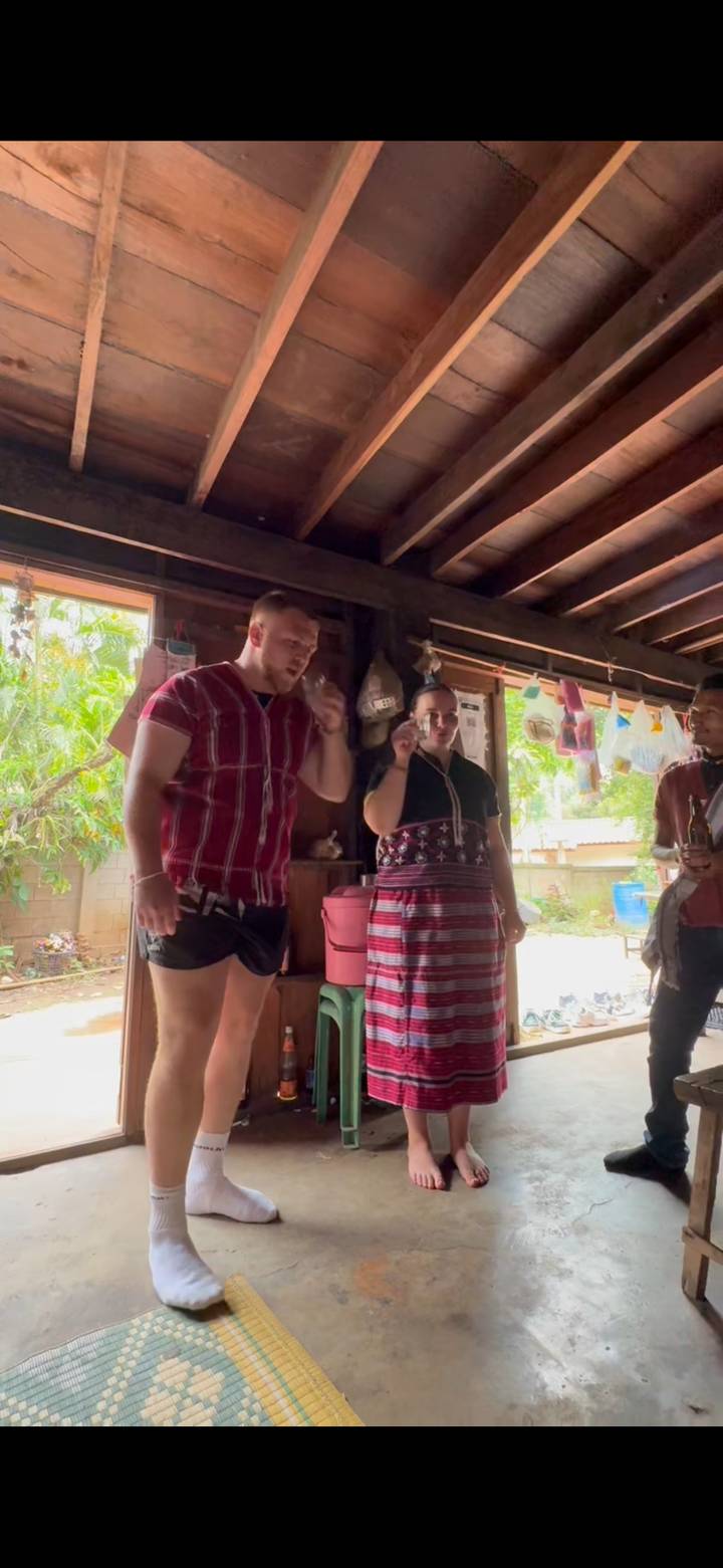 Deux individus dans un cadre traditionnel.