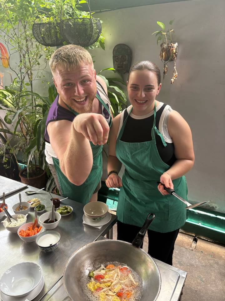 Deux personnes cuisinant ensemble, mettant en valeur les ingrédients.