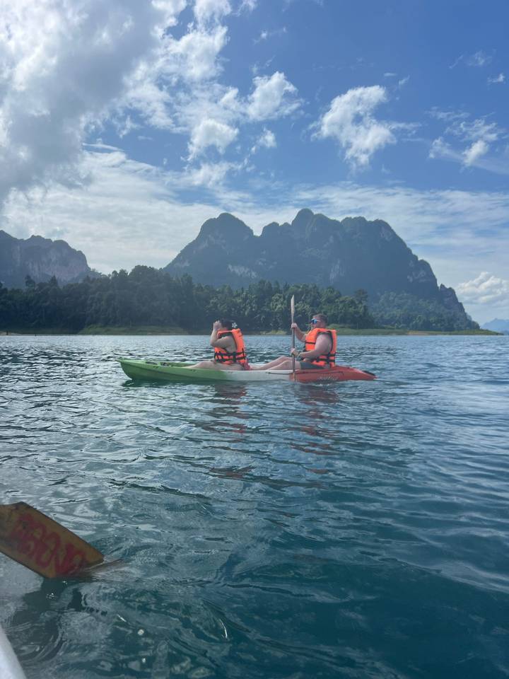 Deux individus faisant du kayak sur un lac serein.