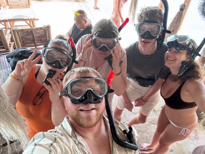 Groupe de personnes portant un équipement de plongée avec tuba dans un selfie en gros plan.