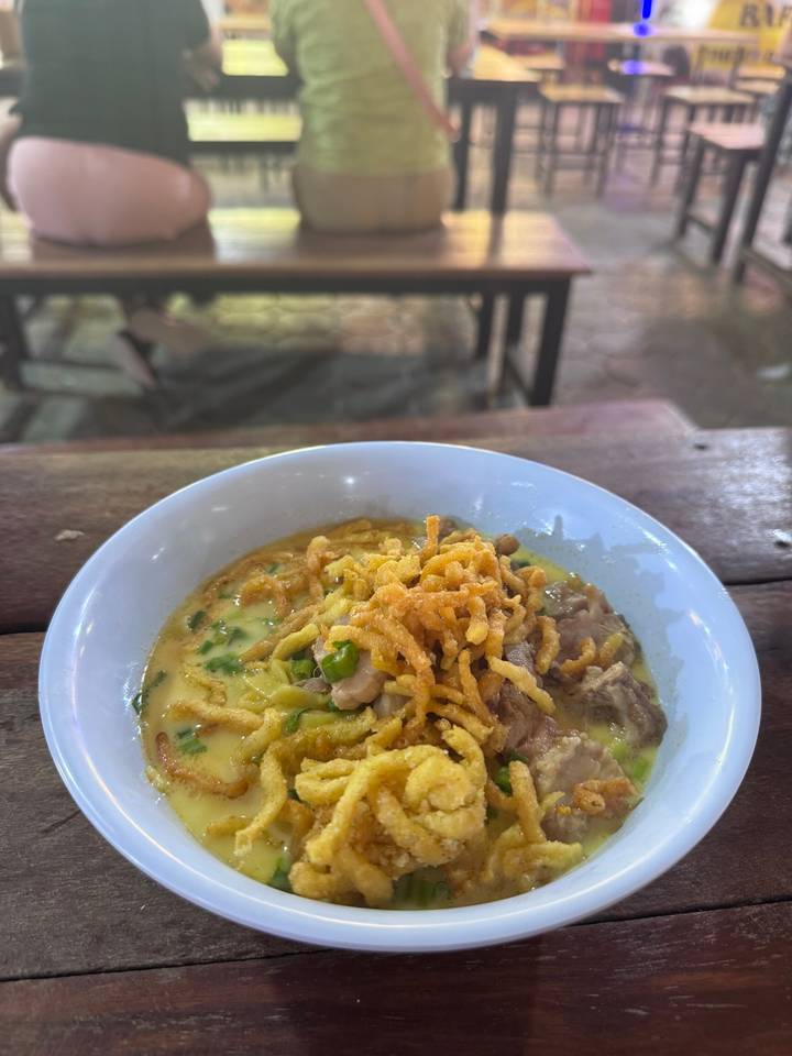 Bol de soupe de nouilles thaïlandaise sur une table en bois.