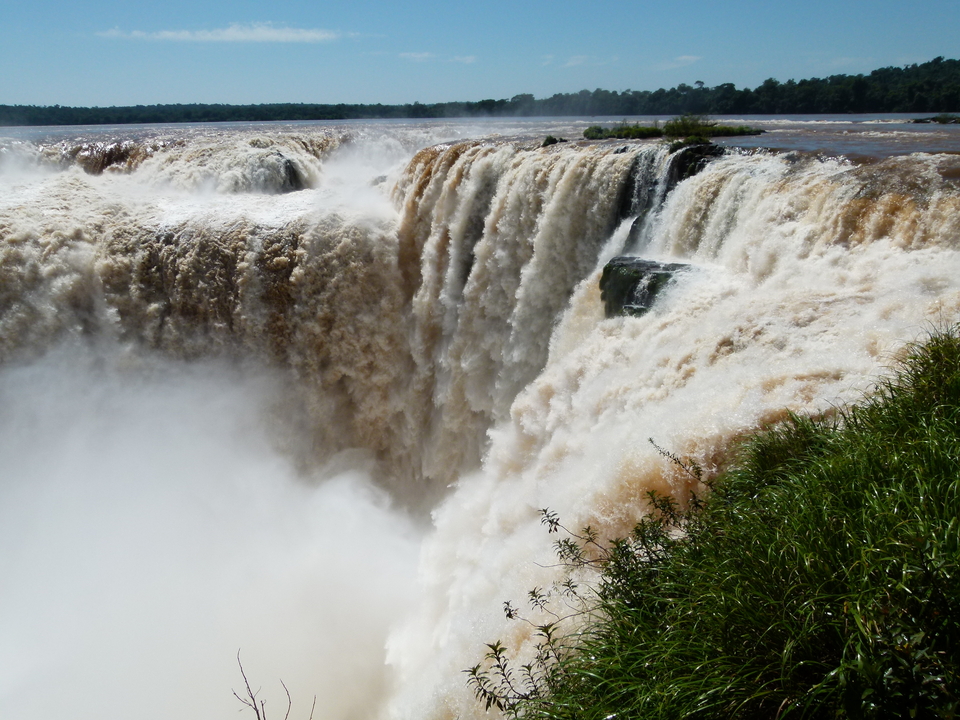 De puissantes chutes d'eau se déversent dans une gorge.