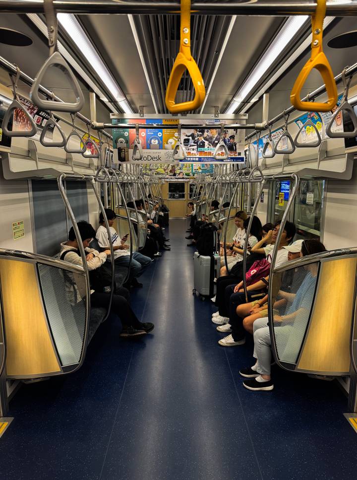Intérieur d'un train avec des passagers assis.